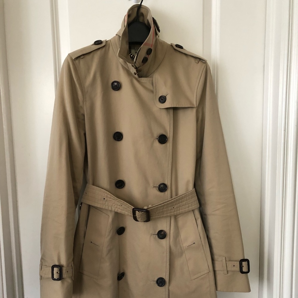 Burberry Kensington trench  Heritage Collection. (I think it is the honey color)